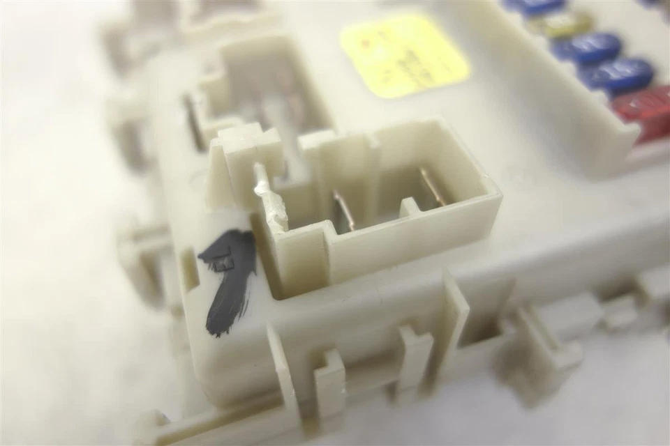 Блок распределительной коробки предохранителей салона Infiniti I30 2000-2001 годов выпуска *сколотая вилка* - Изображение 4 из 4