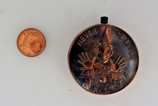 Zapalniczka kieszonkowa jako żeton kasynowy lub chip joker / naga dziewczyna około 1950 roku (109892)