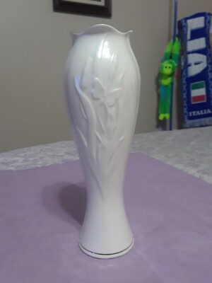 BELLEEK PORCELAIN BUTTERFLY TALL GRASS CREAM GOLD TRIM 7 3/4'' BUD VASE 1993-1996