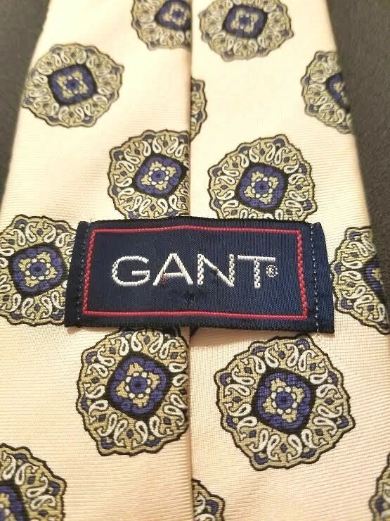 Corbata Gant 100% Seda Hecha en EE. UU. Rosa Blanco Azul Geométrica 54" x 3 1/2" Foto 2 de 4