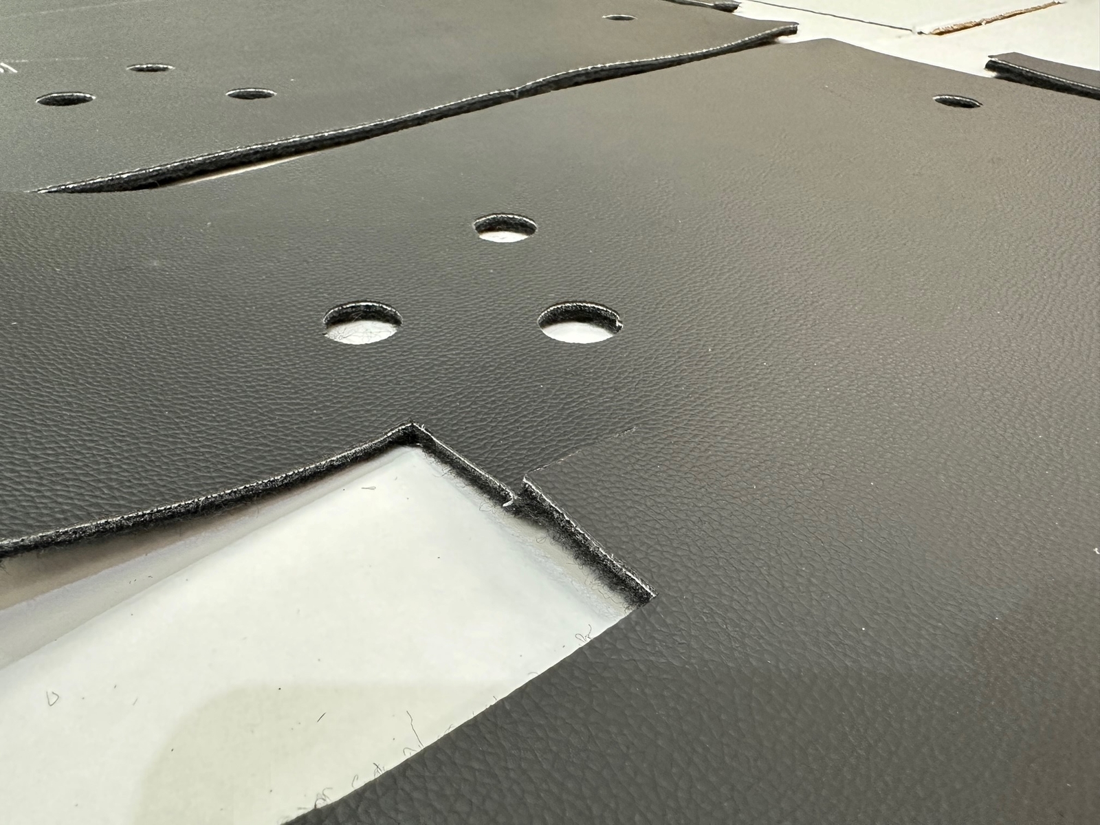 LUCARI matting Fits Land Rover Defender RHD 2.2 2.4 TDCI front seat box 90 110