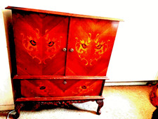 BEAUTIFUL  DESIGNED WOODEN TV CABINET WITH STORAGE. FREE STANDING. Not used