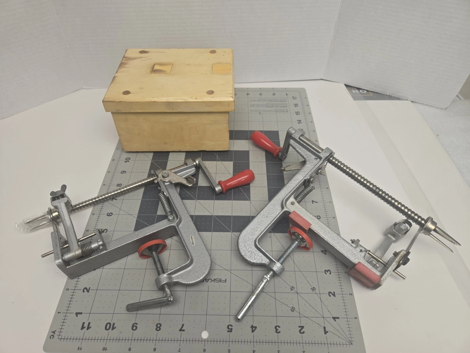 Lot of 2 Pampered Chef Apple Peeler Corer Slicer + Wooden Stand Tested
Opens in a new window or tab