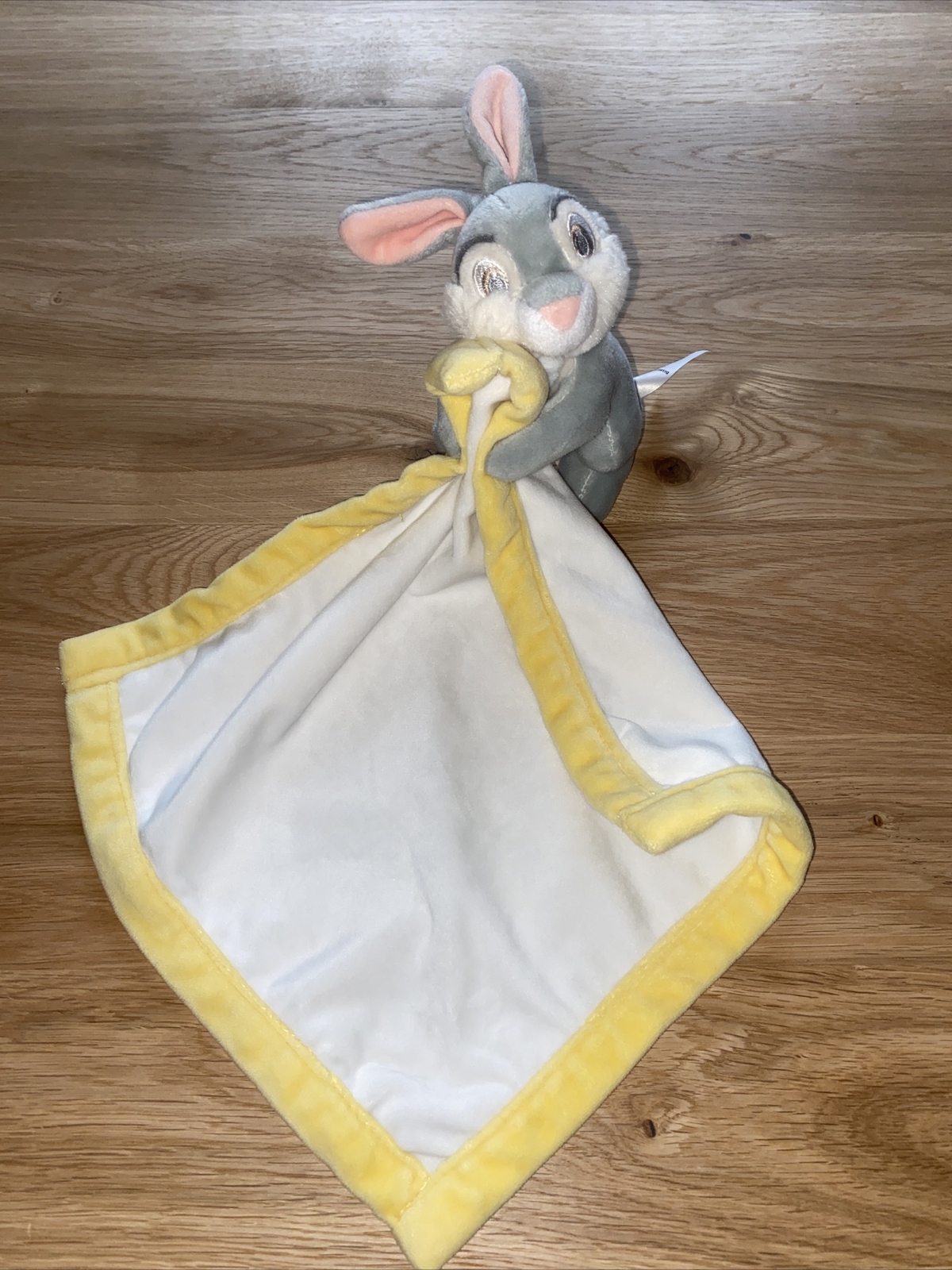 Peluche Disney Baby Panpan blanc avec grand mouchoir pour calmer les poussées dentaires