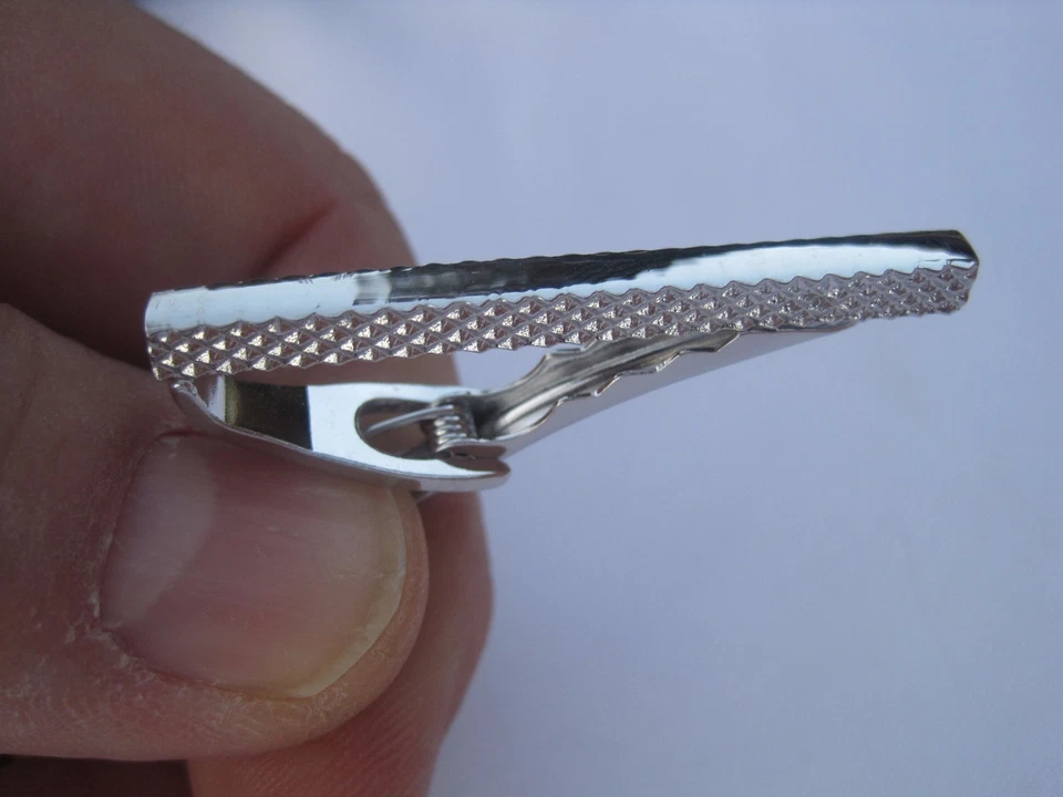 Barra de corbata moderna Kenneth Cole tono plateado, venta al por menor de $32 Foto 4 de 4