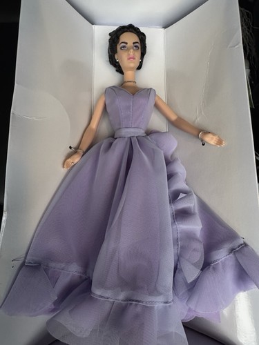 Muñeca Barbie ELIZABETH TAYLOR Diamantes Blancos 2000 Ojos Púrpura Nueva Caja Como Está - Imagen 2 de 7