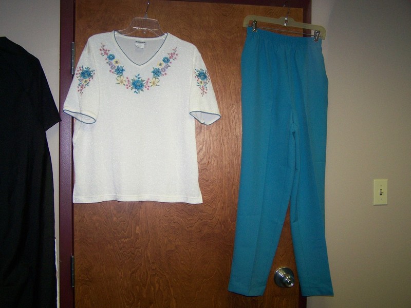 BonWorth 2 Piece Set Embroidered Flowers Short Sleeve Shirt Pants Medium EUC
