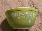 New ListingVintage Lime Green Spring Blossom Crazy Daisy 1.5 L 402 Pyrex 7” Mixing Bowl