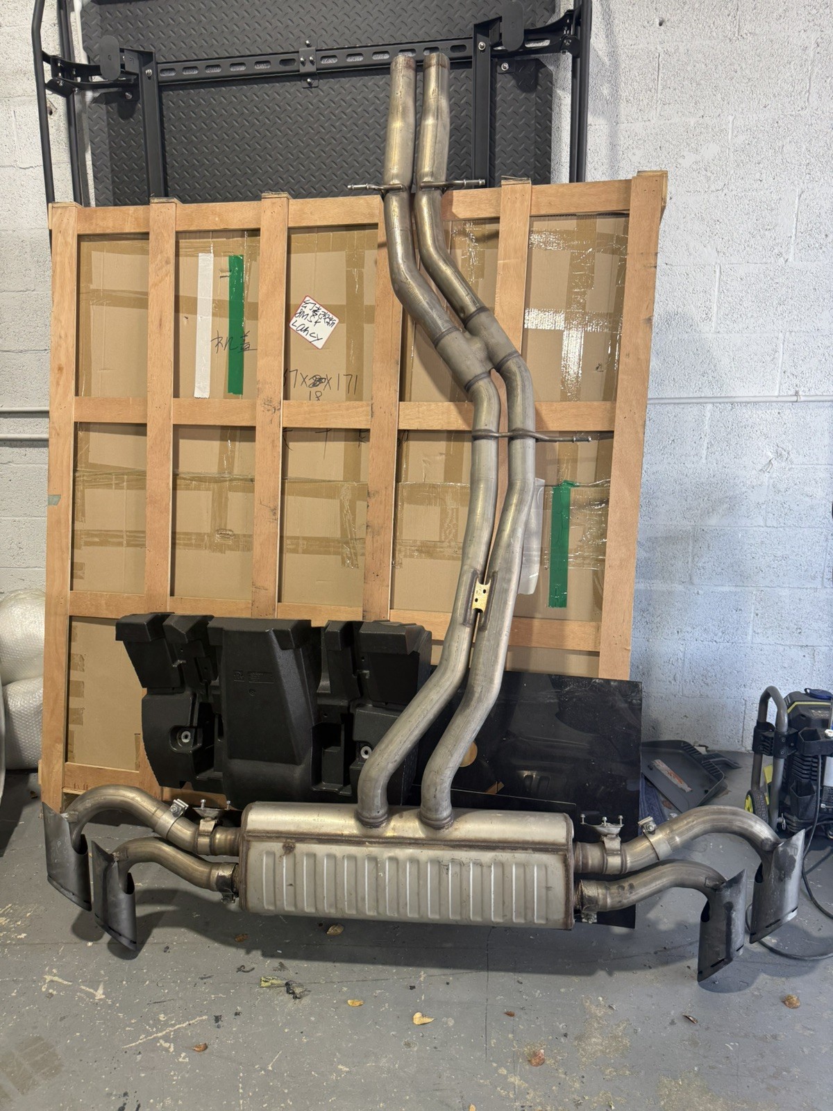 Lamborghini Urus Exhaust System 2019–2022 – Complete Catback with Quad Tips Oem