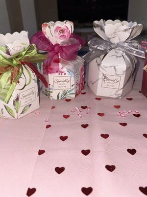 Schöne bunte Gastgeschenkbox im Cracker-Stil mit Süßigkeiten oder Pralinen.