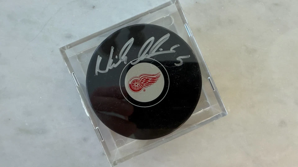 detroit red wings signed pucks bundle with Lidstrom, Larkin, DeBrincat, etc. - Image 4 of 4