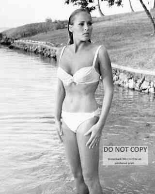 URSULA ANDRESS IN ''DR. NO'' JAMES BOND PIN UP - 8X10 PUBLICITY PHOTO (BT-177)