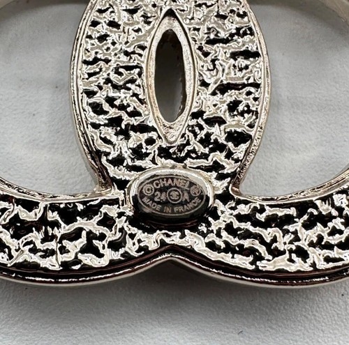 Chanel Métiers DArt 2023-2024 CC Logo Pearl & Rhinestone Gold Brooch 2 Inches... - Picture 5 of 6