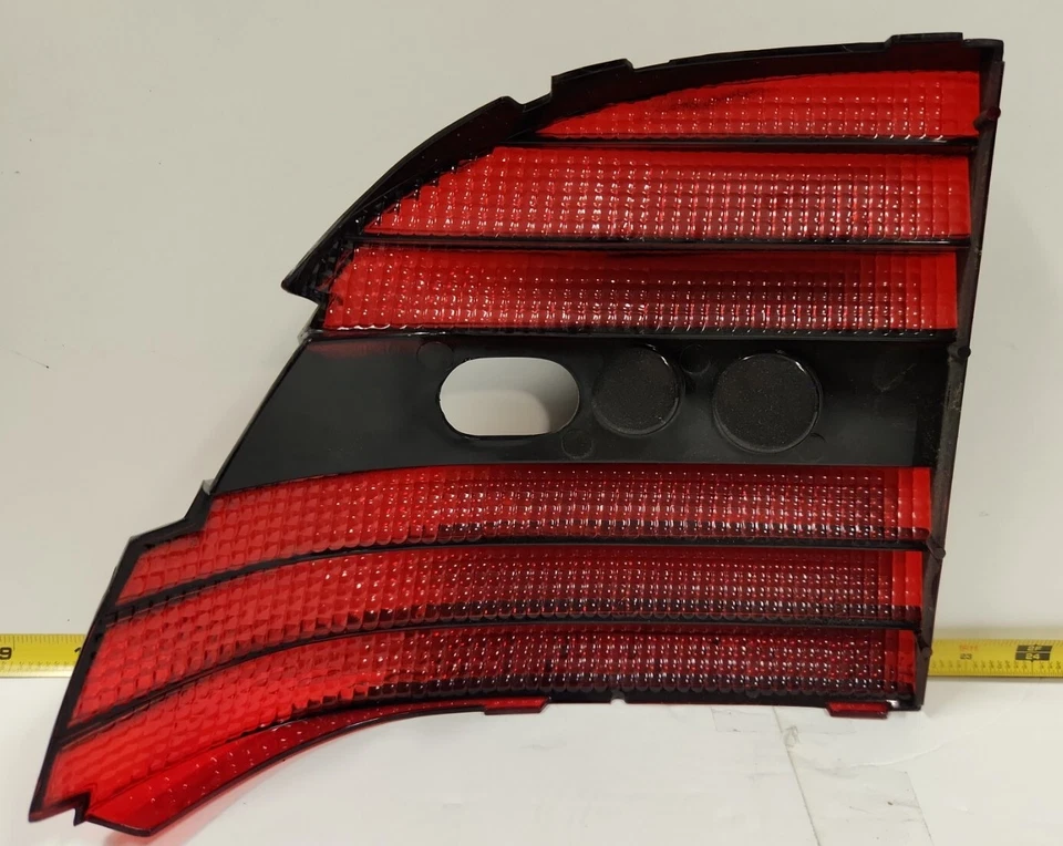 Nuevo OEM GM lente de luz trasera derecha 16506042 1989-1993 Chevrolet Beretta (SVM135) Foto 2 de 4