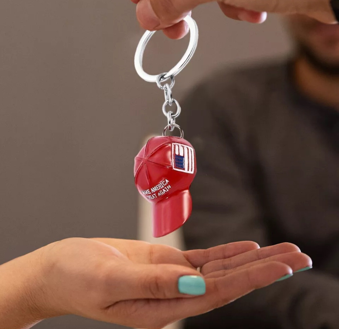 MAGA HAT KEYCHAIN DONALD TRUMP 2025