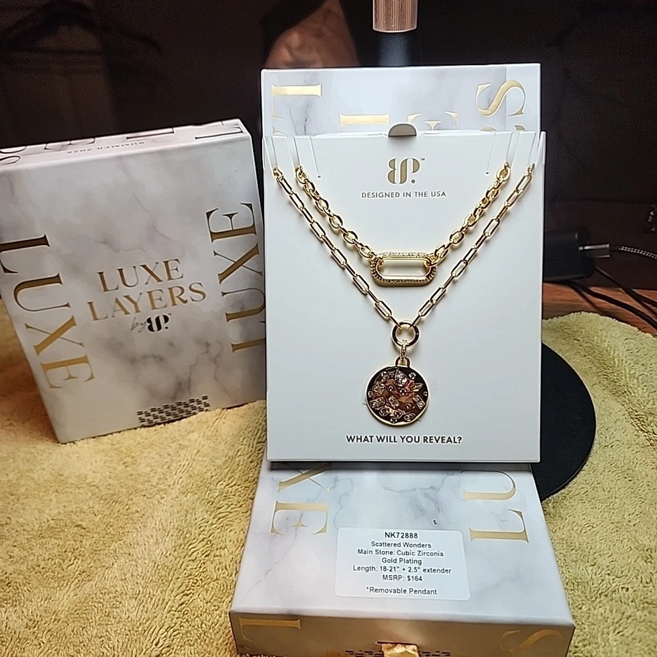 Collar Bomb Party NK72888 “Scattered Wonders” Capas de Lujo Edición Verano 2025