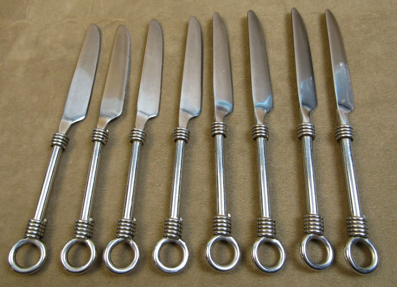 GIBSON FLATWARE 8 CUOMO 18/8 STANLESS STEEL SERRATED DINNER KNIVE SILVERWARE SET