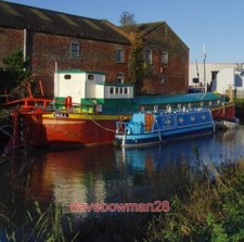 PHOTO  BARGES AT GROVEHILL BEVERLEY MOORINGS ON THE RIVER HULL SOUTH OF GROVEHIL