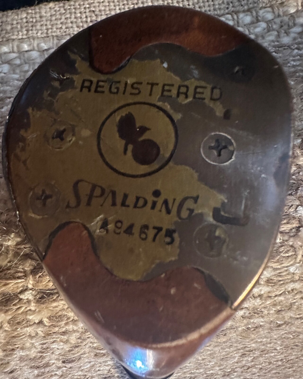 как выглядит PAIR OF VINTAGE GOLF CLUBS SPALDING PERSIMMON 2 1/2 and 3 WOOD REGISTERED A84675 фото