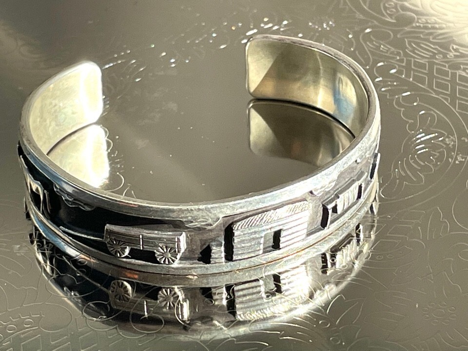 NATIVE AMERICAN R.H.BEGAY 925 STERLING SILVER STORYTELLER