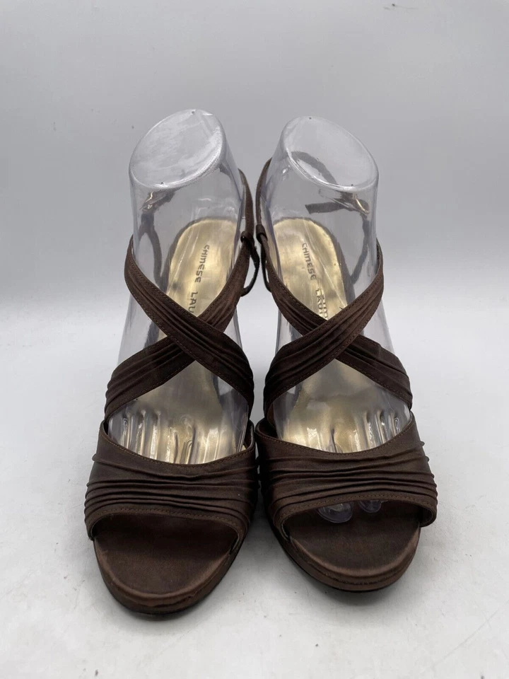 Tacón de aguja Chinese Laundry Amella para mujer talla 9M cuero marrón con tira trasera Foto 2 de 4