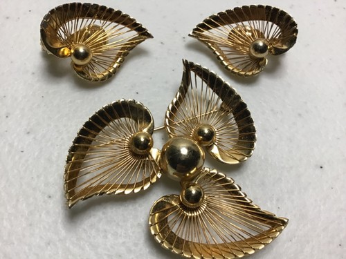 Vintage Monet Gold Tone Floral Leaf Wired Brooch & Clip on Earring Set - Picture 5 of 8