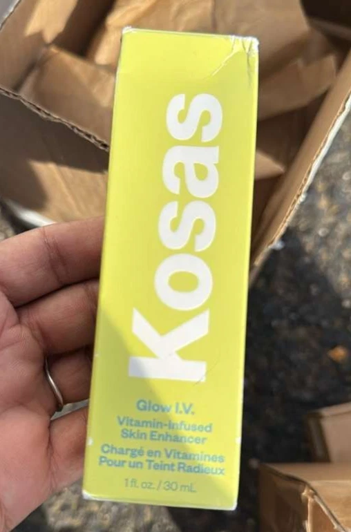 Kosas Glow I.V. Potenciador iluminador de la piel con infusión de vitaminas CHISPA Foto 2 de 2