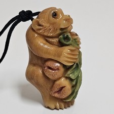 Netsuke Affe aus Taguanuss   asiatische Schnitzerei 5 cm  signiert Monkey
