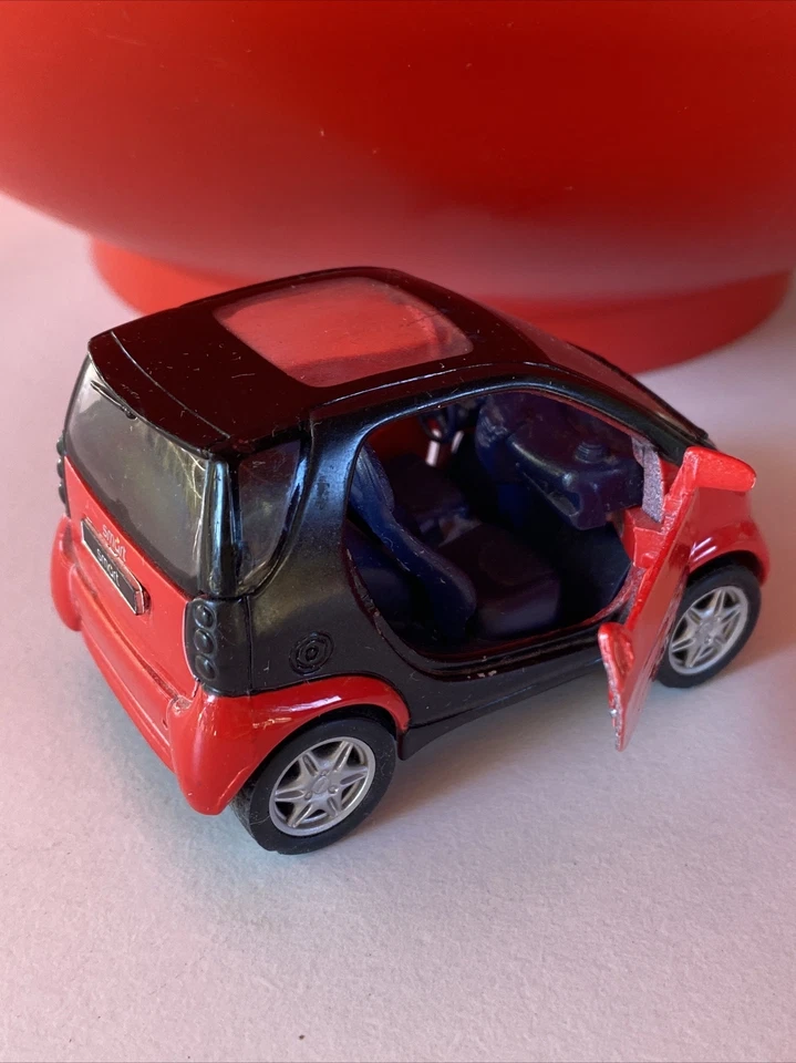 Coche diecast Maisto Smart City cupé rojo y negro 1/33 Foto 2 de 4