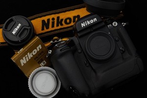 Nikon F5 Camera 50mm 1.8 AF D Nikon L39 Filter Strap & Nikon HR2 Rubber Lenshood