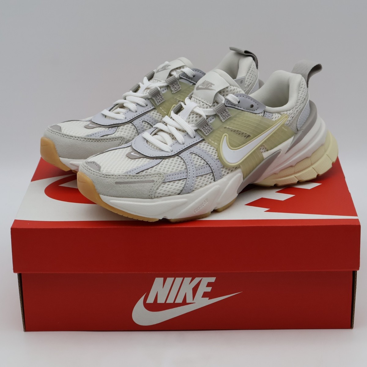 Nike フットガード 32サイズ グレー/ゴールド HV4314-030 Nike V2K Run Phantom Light Khaki College Grey White
