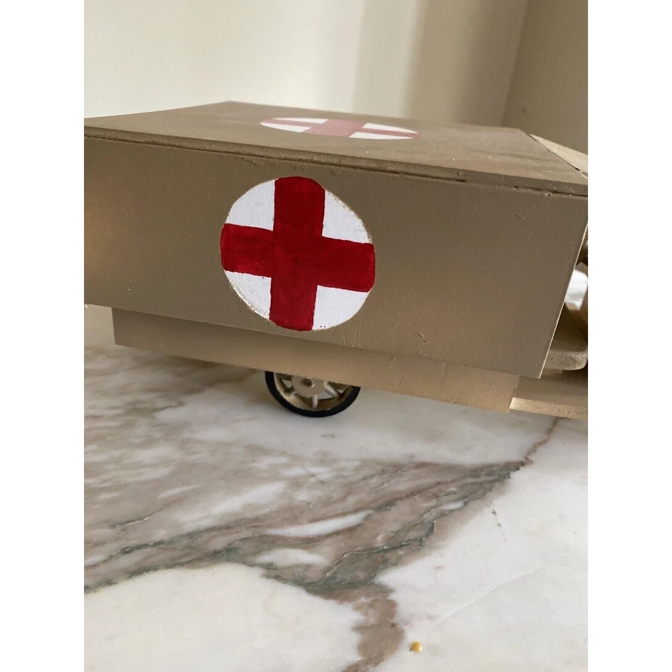 Juguete Jeep médico de madera militar modelo hecho a mano Foto 2 de 4