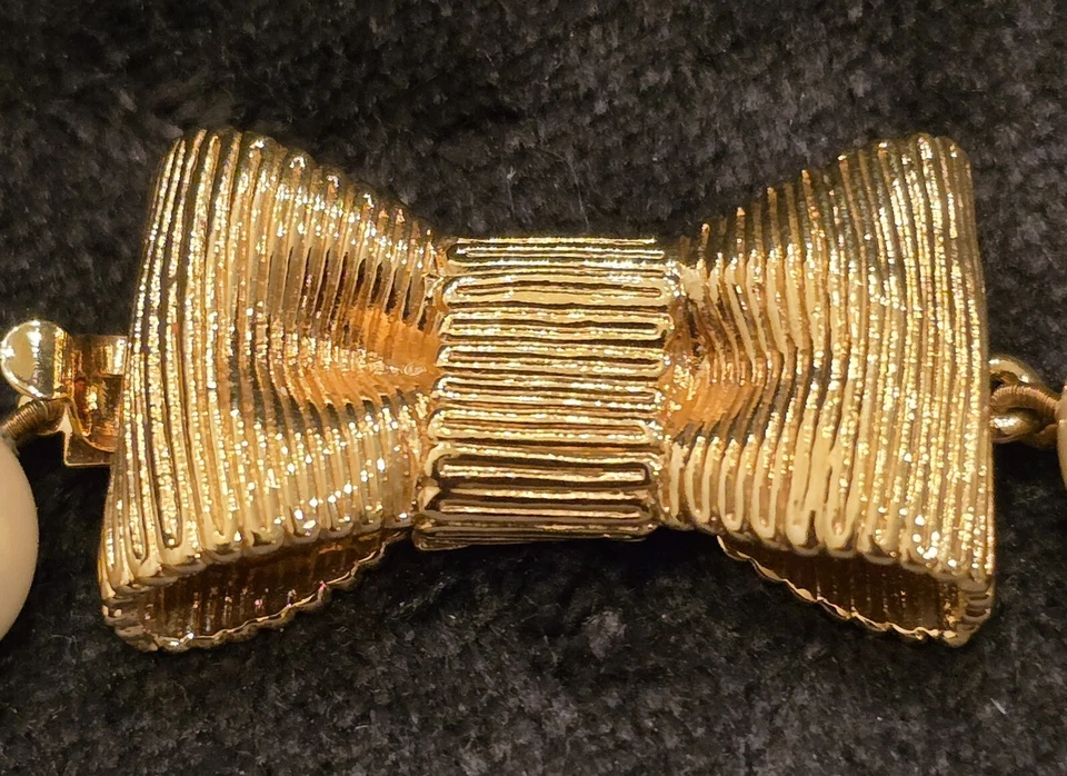 Collar Kate Spade todo envuelto en perlas corto (18") con cierre de lazo tono dorado Foto 3 de 4