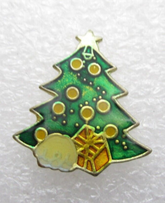 Christmas Green Tree Present Lapel Pin (D109)