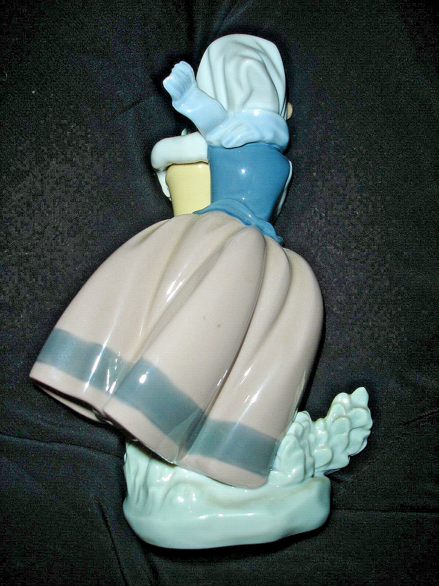 Fantastic Retired Lladro #5223 “Spring is Here” Girl with flower