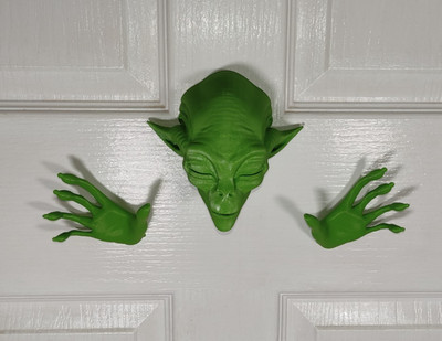 Green Alien / Cryptid Model - Sieht aus als würde es durch eine Wand oder Tür kommen