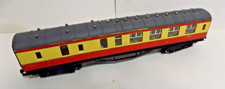 CORRIDOR / HALF BRAKE END BLOOD AND CUSTARD   OO GAUGE BY HORNBY WARE TO ROOF