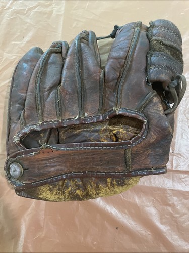 1940s J.C. Higgins Model No. 9 “Roe Buck” glove from Sears, Roebuck & Co.