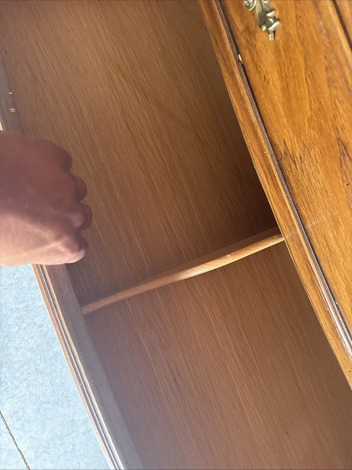 - Pecho de caballero estilo campestre francés roble camila THOMASVILLE Foto 4 de 4