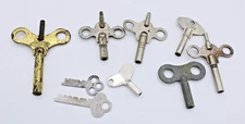 Antique Vintage CLOCK WINDING KEYS Lot Of 7 and 2 padlock keys.
