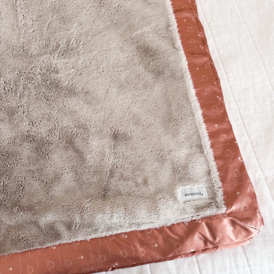 Manta Saranoni satinada espalda niño sol y ver. Vivero neutro. $85 40”x60” Foto 2 de 4