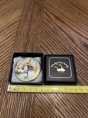 P. Buckley Moss Society Membership Pin Brooch Pendent ''Country Wedding'' 1994