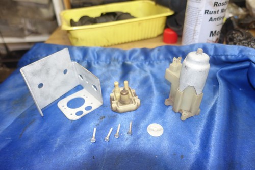 BMW e3 e9 e12 Wischer Pumpe Wischwasserpumpe Halterung washer water pump bracket