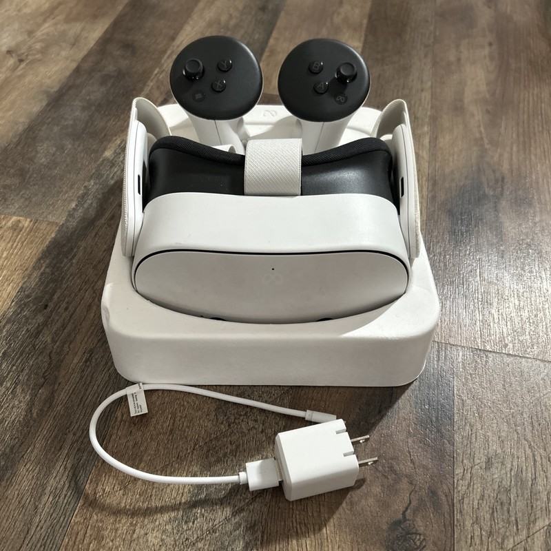 Meta Oculus Quest 3S - 128GB Set - w/ Controllers - Great Condition