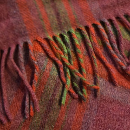 Bufanda de lana de cordero John Hanly, Irlanda - púrpura fucsia, verde y rojo 9,75" x 72" - Imagen 5 de 8