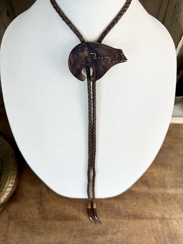 Incredible Vintage Brass Inlay Carved Western Wood Bolo Tie Artist Signed - Picture 2 of 13