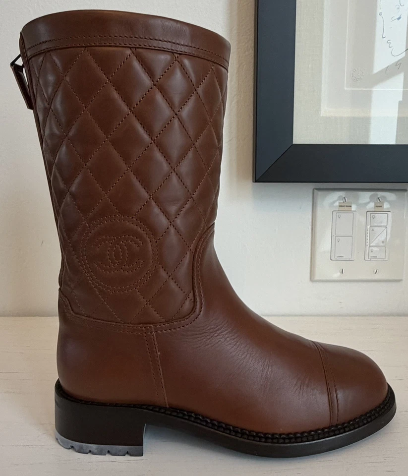 Chanel Botas Acolchadas Cuero Marrón Puntera Media Pantorrilla 38.5, EE. UU. 8.5, NUEVAS EN CAJA Foto 2 de 4