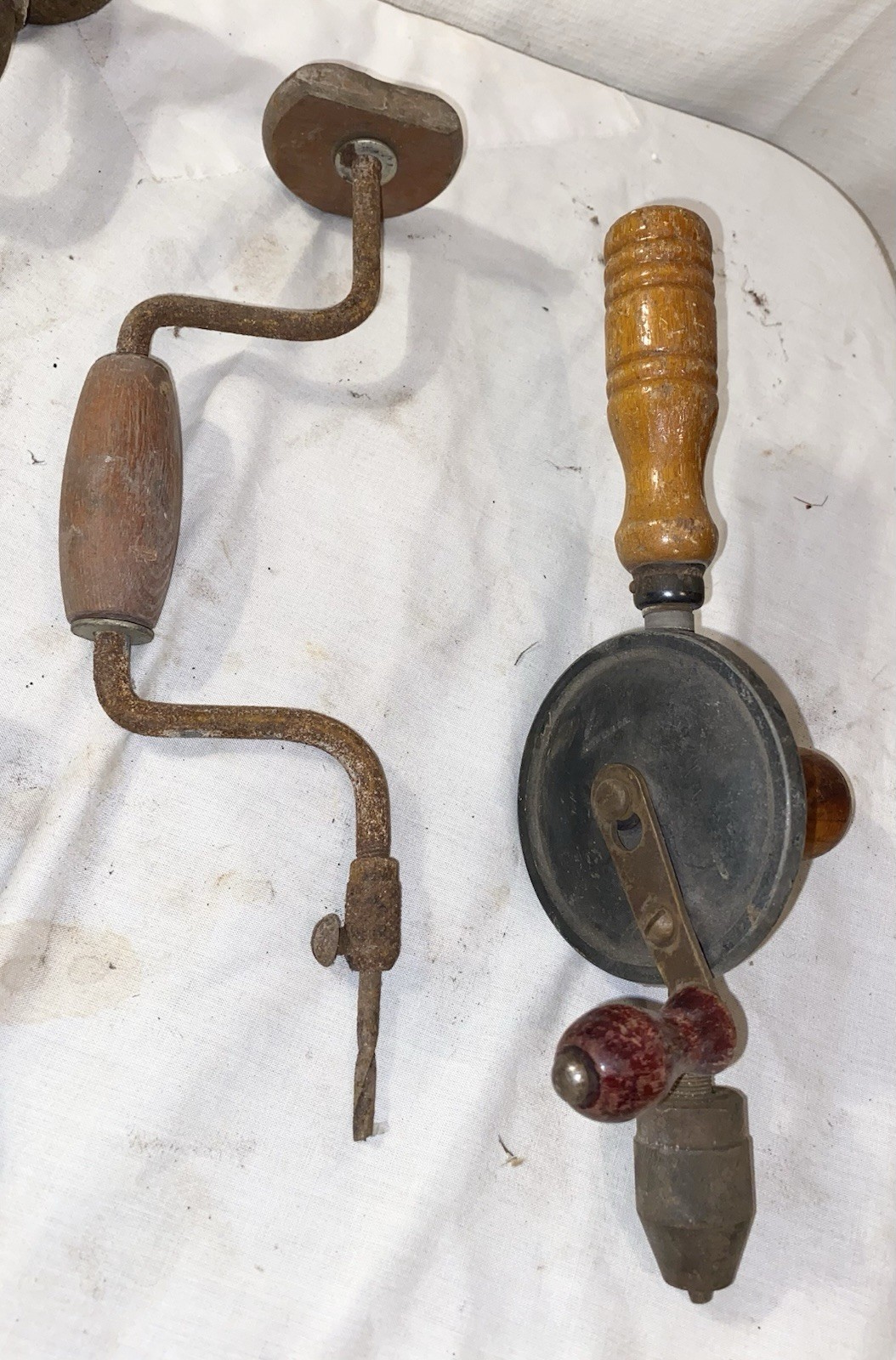 VINTAGE HAND DRILL LOT & ASSORTMENT OF BITS - 18 PIECES