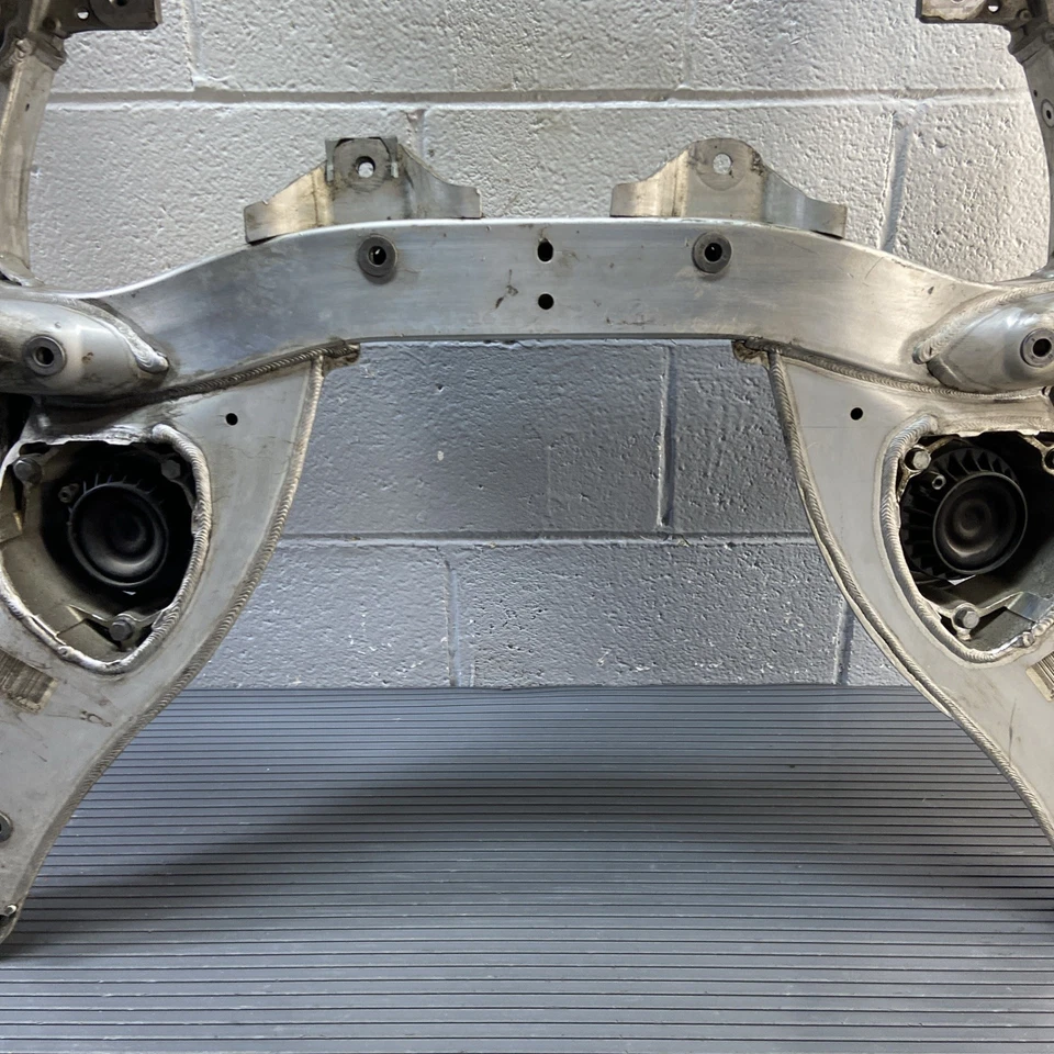 BMW M5 F10 M6 2012-2019 tracción trasera subchasis delantero soporte de montaje 2283903 OEM *NOTA* Foto 4 de 4