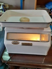 Heavy duty weight scale for shipping weighs up to 35 pounds.